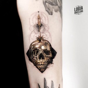 tatuaje_brazo_golden_skull_microrealism_logia_barcelona_mumi_ink 